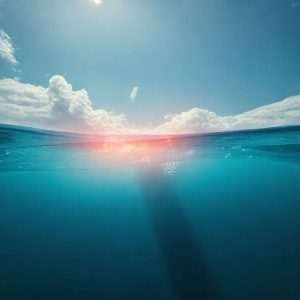 Ilustrasi bawah laut yang menunjukkan kabel serat optik berwarna-warni terbentang di dasar laut, dengan latar belakang pemandangan laut yang tenang dan kapal survei di permukaan.