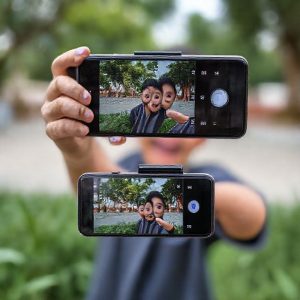 Kolase foto dan video yang dihasilkan oleh Galaxy Z Flip7, menampilkan berbagai jenis konten seperti foto produk, video promosi, dan konten media sosial.